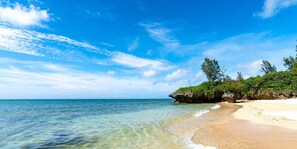 Beach nearby, white sand, beach towels - Island Breeze (Onna)