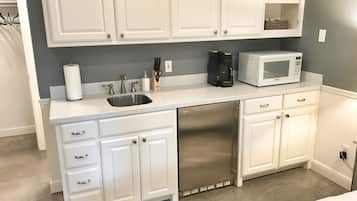 Refrigerador, microondas, parrilla de estufa y cafetera y tetera