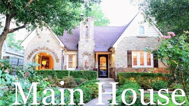 A main house with a stone facade, a prominent entrance, and a well-maintained garden. - The Monticello Guest House - Charming M Streets - Dallas (Dallas)