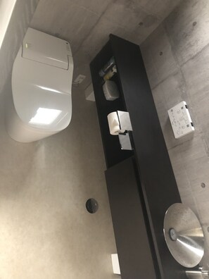 小型别墅 | 浴室 | 独立的浴缸和淋浴、大花 洒淋浴喷头、免费洗浴用品、吹风机