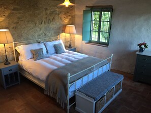 3 عدّة غرف نوم ومكواة/لوح كي وواي فاي وملاءات أسرّة