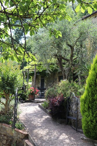 Idyllic Tuscan hillside farmhouse