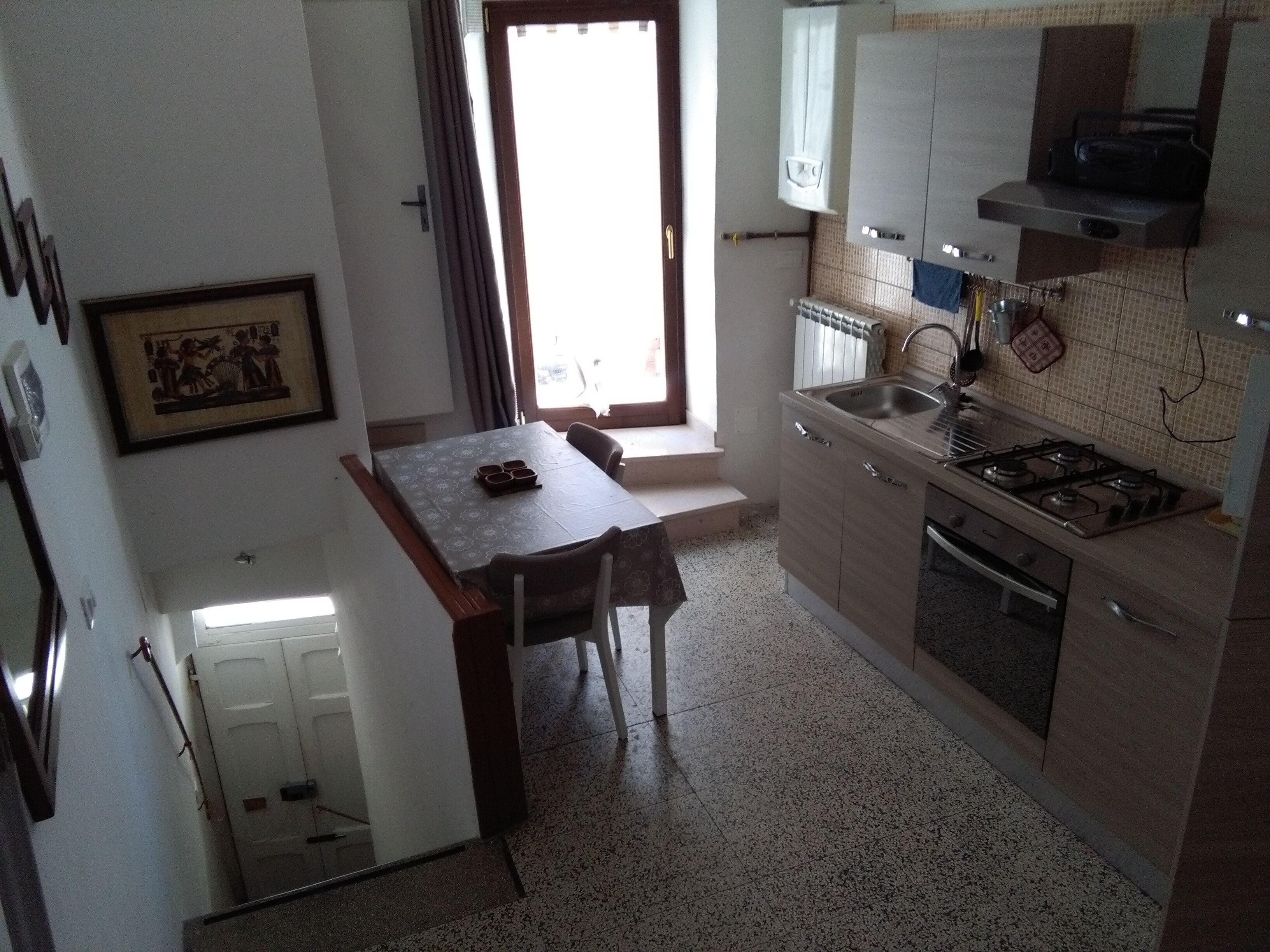 Kylskåp, ugn, spishäll och kaffe- och tebryggare