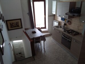 Réfrigérateur, un four, surface de cuisson, cafetiÚre-théiÚre