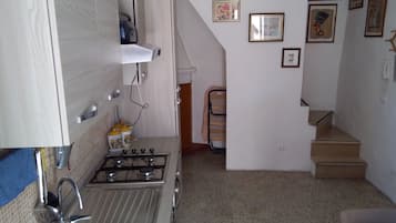 Fridge, oven, stovetop, coffee/tea maker