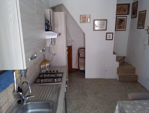 Refrigerador, horno, parrilla de estufa y cafetera y tetera 