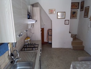 Refrigerador, horno, parrilla de estufa y cafetera y tetera