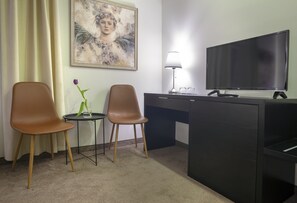 Deluxe Double Room | Living area | 32-inch flat-screen TV with cable channels, TV - 4Rooms 4U (Belgrade)