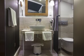 Deluxe Double Room | Bathroom | Shower, hair dryer, towels, soap - 4Rooms 4U (Belgrade)