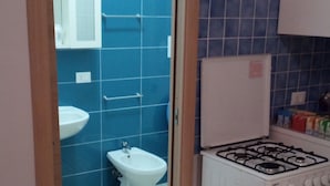A kitchen with a stove, a sink, and a bidet. - Lilla'S House Apartment (Caltanissetta)