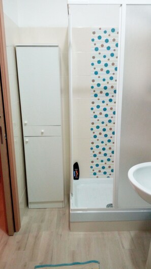 Een douche, een haardroger, een bidet, handdoeken