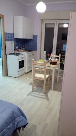 Fridge, microwave, oven, stovetop. Lilla'S House Apartment