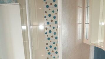 Chuveiro, secador de cabelo, bidê, toalhas de banho