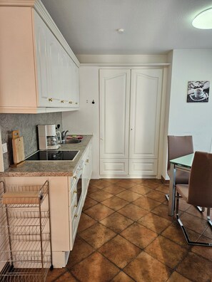 Réfrigérateur, four à micro-ondes, un four, surface de cuisson