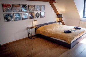 Habitación (RocknRoll) | Edredón, muebles diferentes y escritorio 