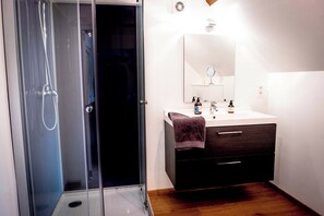 Chambre (Hopper) | Salle de bain | Douche, articles de toilette gratuits, sĂšche-cheveux