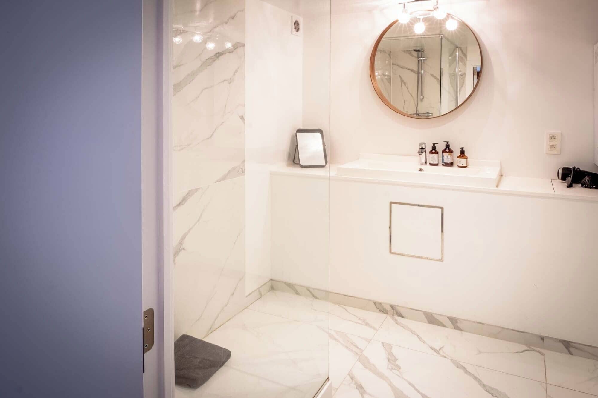 RocknRoll Room | Bathroom | Shower, free toiletries, hair dryer, towels
