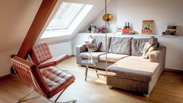 RocknRoll Room | Down comforters, individually furnished, desk, laptop workspace