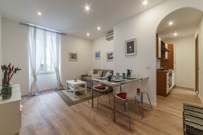 Un apartamento moderno con comedor, cocina y sala de estar.