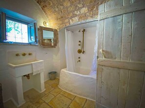 Combined shower/bathtub, hair dryer, bidet, towels