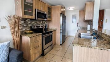 Kühlschrank, Mikrowelle, Herdplatte, Geschirrspüler