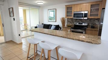 Fridge, microwave, stovetop, dishwasher