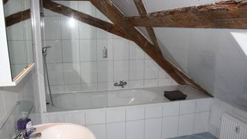 Badkar/dusch, hårtork, handdukar och tvål