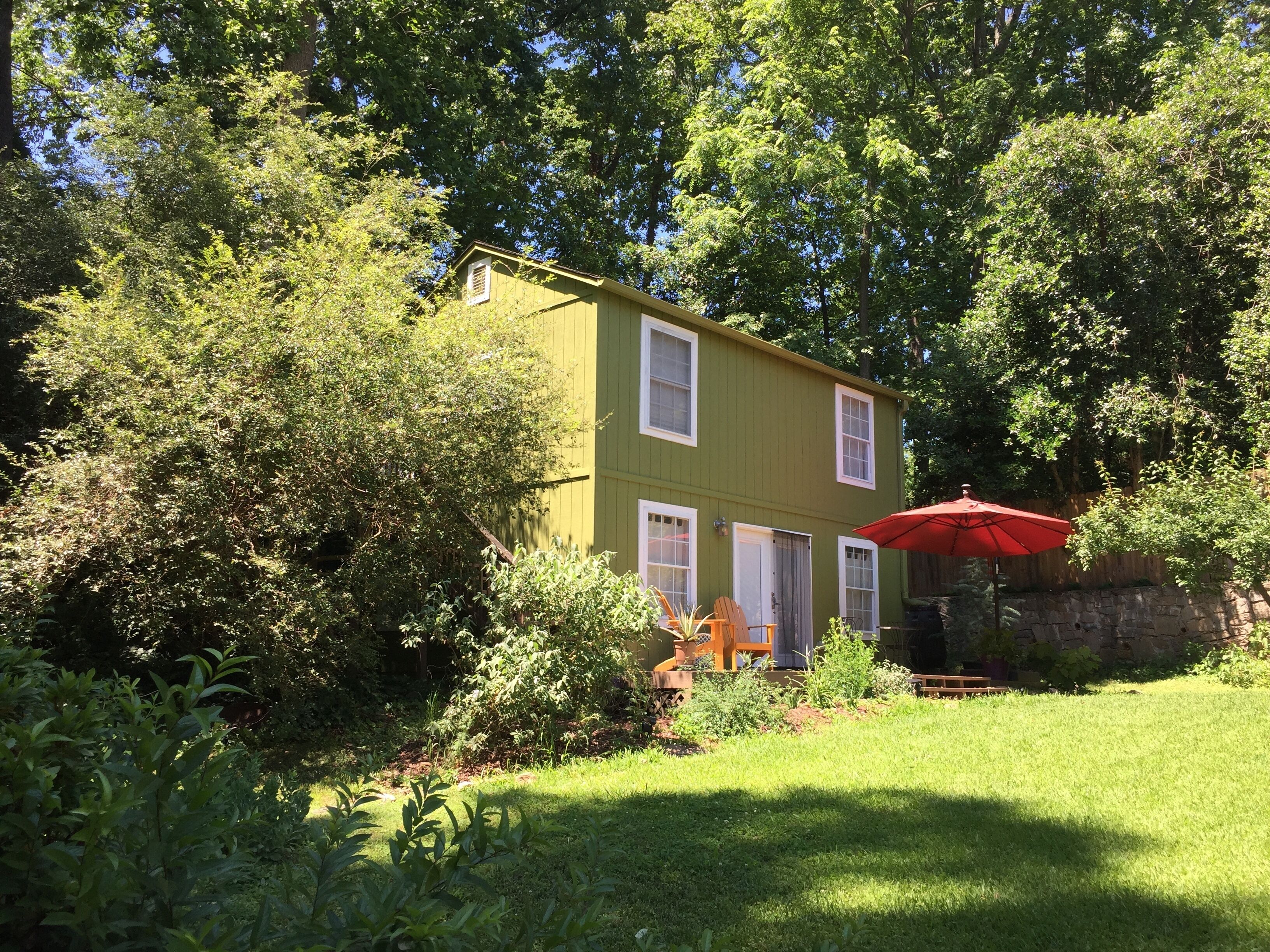 Charming & Private Carriage House (downstairs)