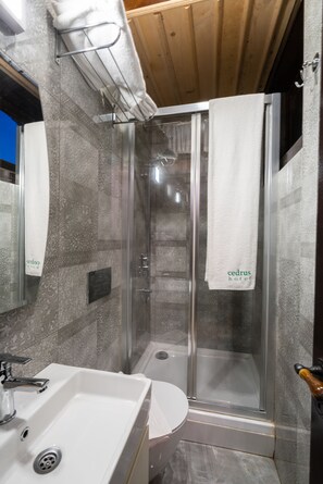 Shower, free toiletries, hair dryer, slippers - Cedrus Hotel (Antalya)
