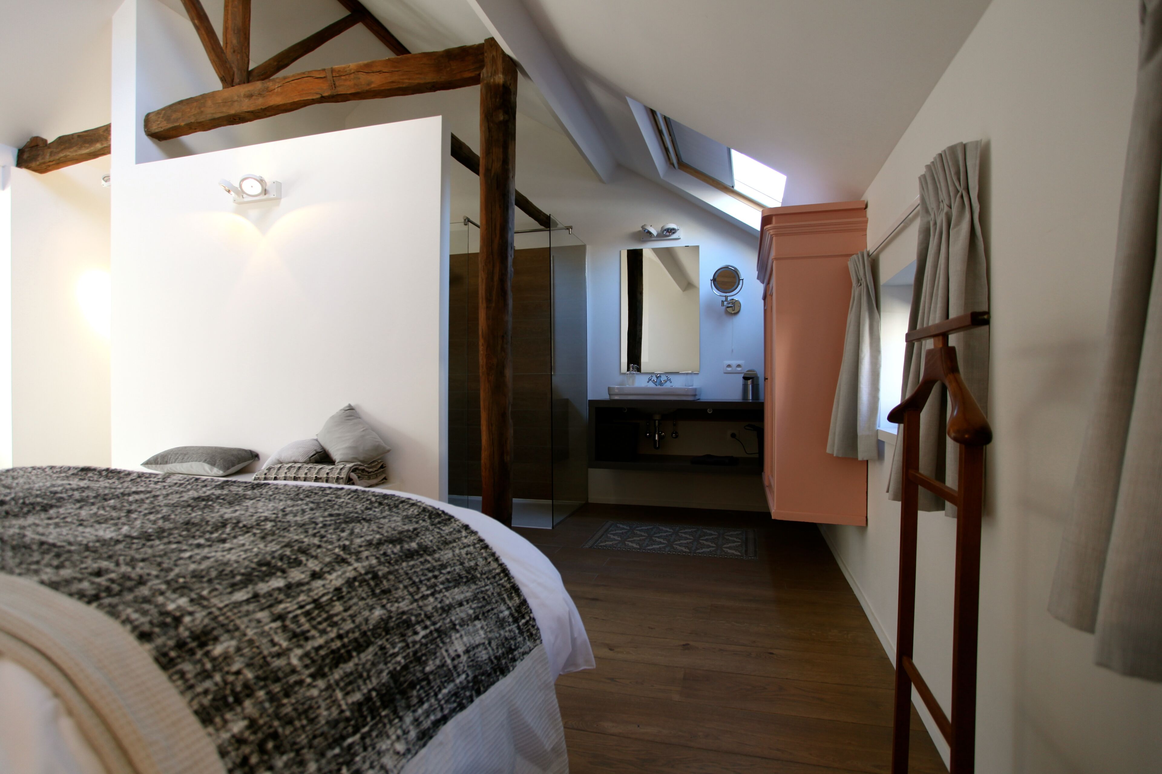 1 bedroom, desk, WiFi