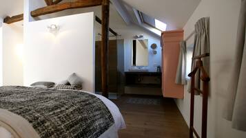 1 bedroom, desk, WiFi