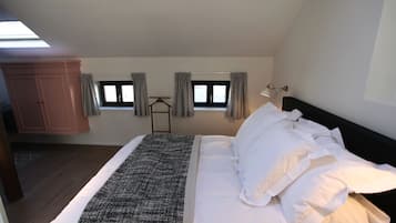 1 bedroom, desk, WiFi