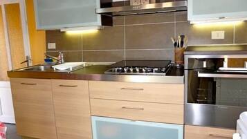 Réfrigérateur, four, plaque de cuisson, lave-vaisselle