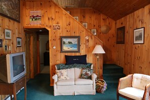 TV, DVD player, books, video library - Enjoy Sunset views on tranquil Dexter Pond (Winthrop)