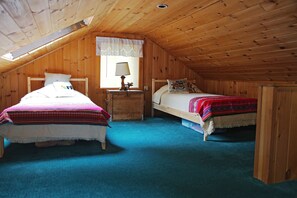 2 bedrooms, free WiFi, bed sheets - Enjoy Sunset views on tranquil Dexter Pond (Winthrop)