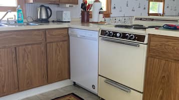 Refrigerador, microondas, lavavajillas y cafetera y tetera