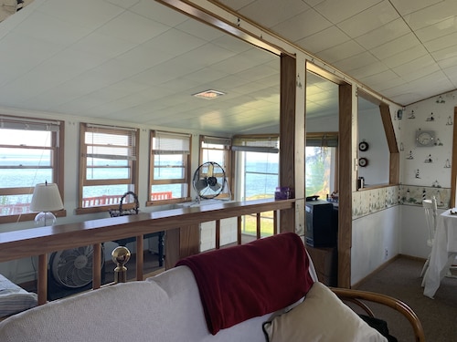 Cozy Lakefront Cottage 60 Minutes from Niagara Falls