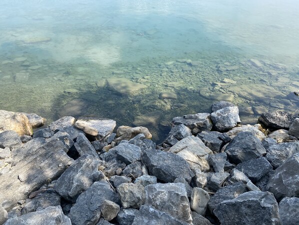 Una costa rocosa con aguas cristalinas.