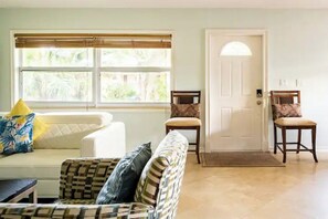 Een smart-tv, een open haard en een stereo