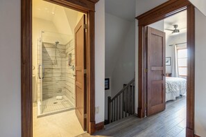 3 chambres, fer et planche à repasser, Wi-Fi, draps fournis