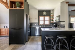 Geladeira, micro-ondas, fogão, cooktop