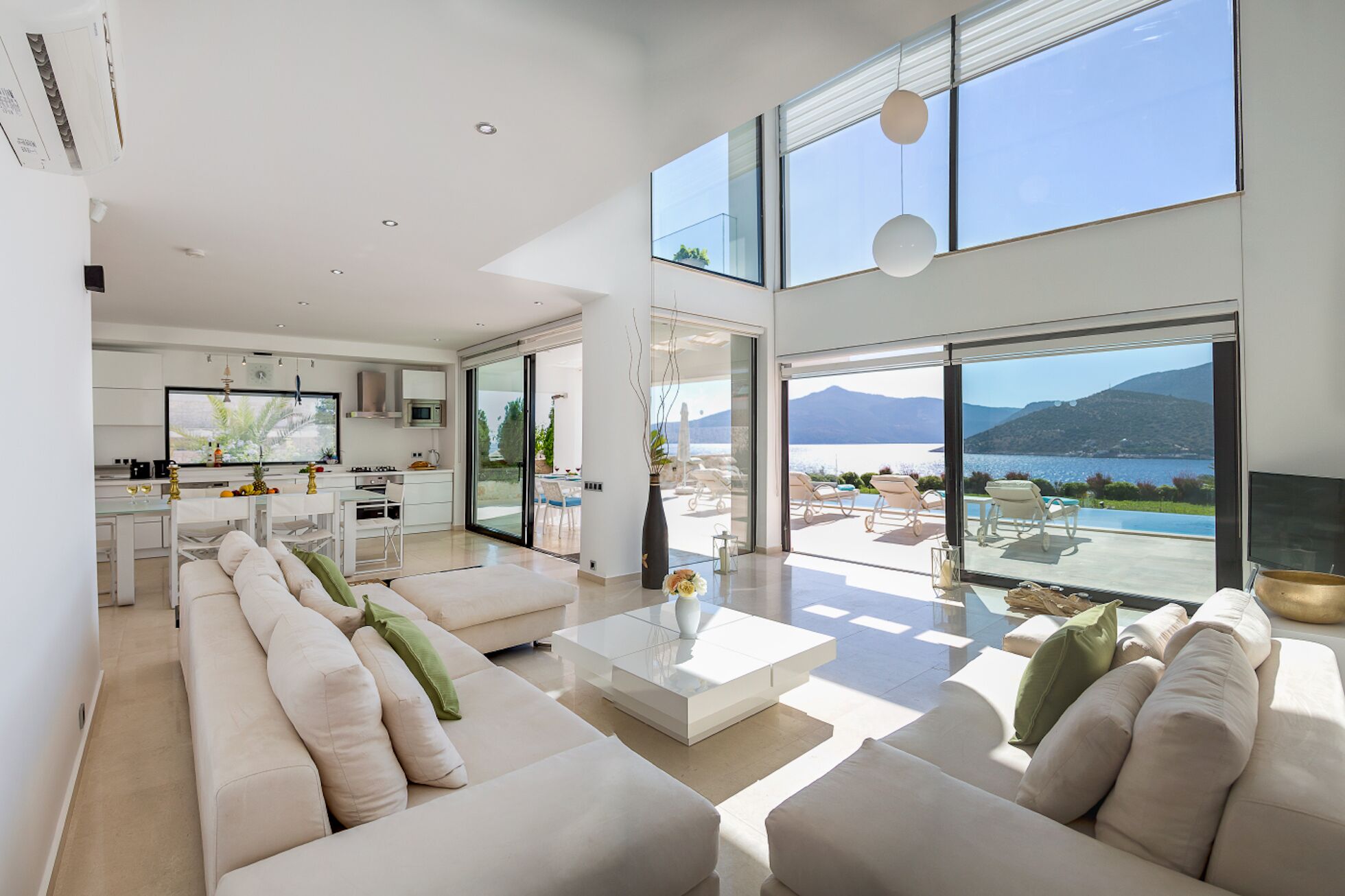 Smart TV, chimenea, reproductor de DVD y libros 