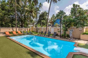 Outdoor pool - 6 bedroom Private Villa on Adventure Street with Large Garden and Pool Table (Calangute)