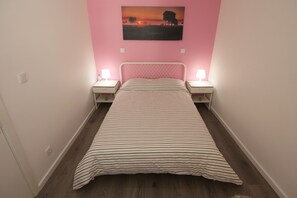 1 habitación, tabla de planchar con plancha y cuna de viaje 