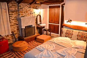 5 bedrooms, iron/ironing board, Internet, bed sheets