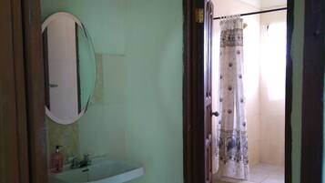 Een douche, handdoeken, zeep