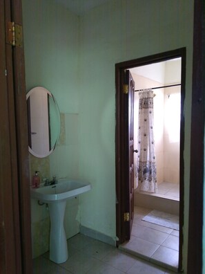 Regadera, toallas, jabón 