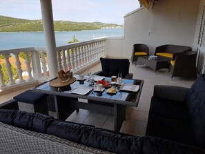 Outdoor dining - Sea view and seafront Villa Dolores in Tisno on the Dalmatian coast (Tisno)