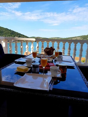 Outdoor dining - Sea view and seafront Villa Dolores in Tisno on the Dalmatian coast (Tisno)