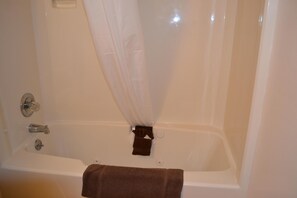 Ensemble douche/baignoire, baignoire à jets, sèche-cheveux